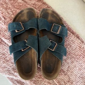 Worn in slightly but in great condition — Birkenstocks hold up well!